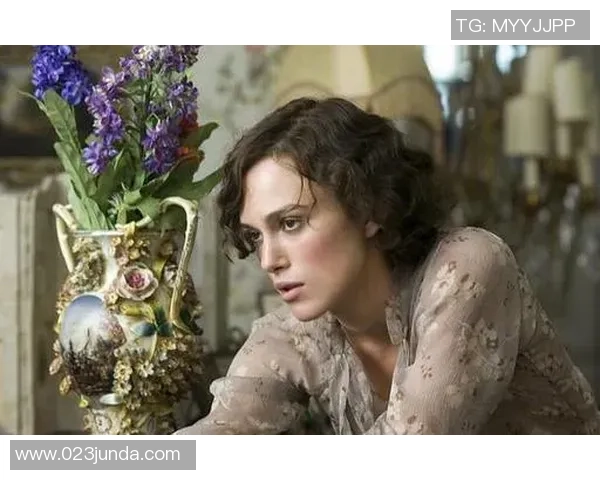 陪伴足球明星的神秘女生究竟是谁她的故事引发了怎样的关注与讨论